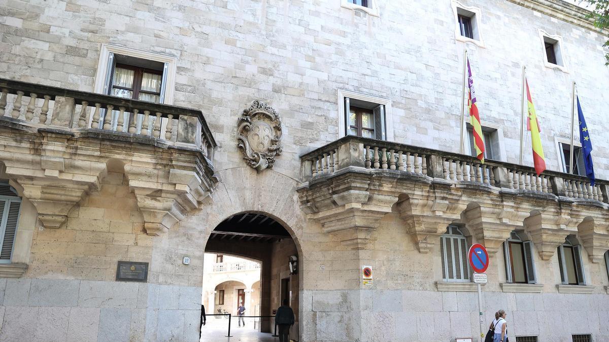 Los acusados de asesinato de un bebé al arrojarlo a un contenedor a su llegada a la Audiencia Provincial de Palma, a 24 de octubre de 2025, en Palma de Mallorca, Baleares (España).