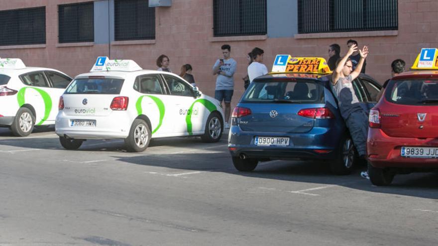 Coches de autoescuela durante la anterior huelga.