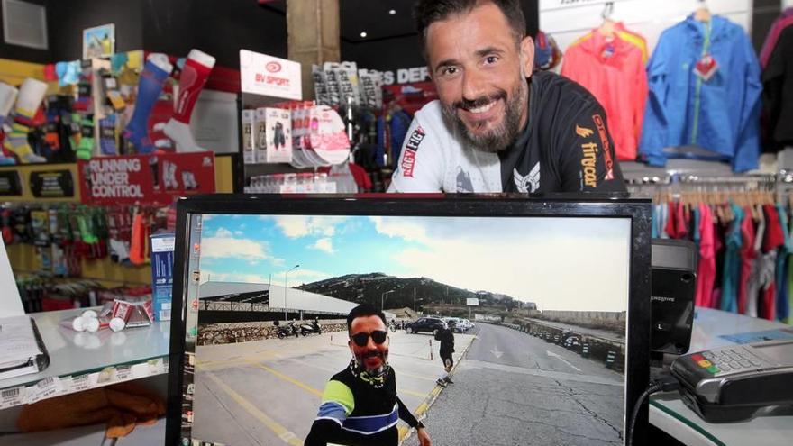 Ramón Garrido en la tienda Kampamento Base que regenta su mujer junto a su amigo y socio Nicolás Blanco.