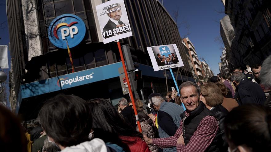 Miles de personas protestan contra Casado y a favor de Ayuso en Madrid