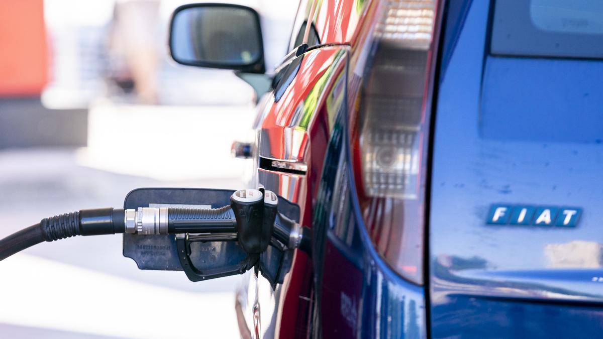 Un hombre echa gasolina en una estación de servicio