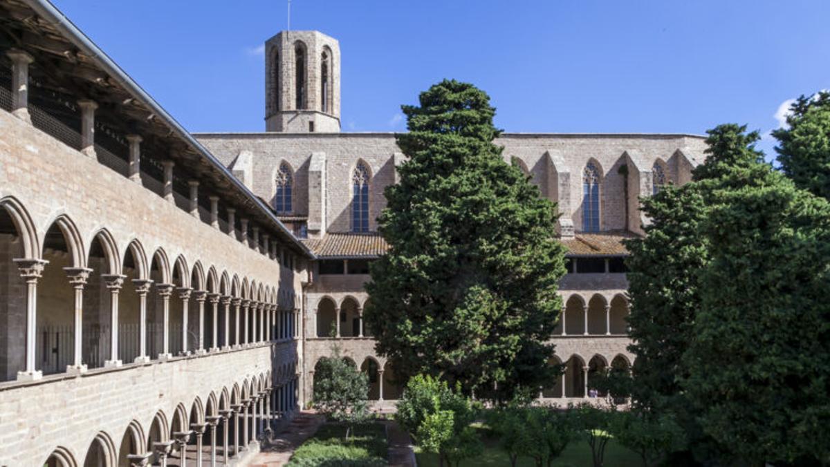 Patio y claustro del monasterio