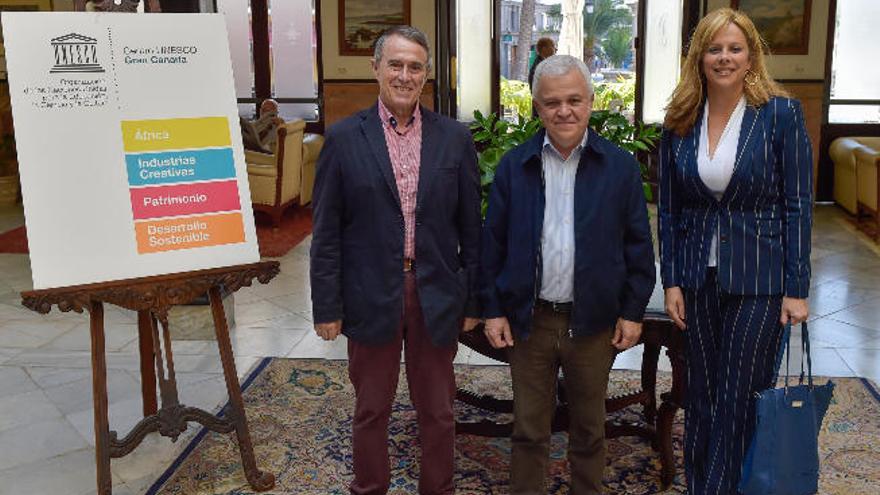 De izquierda a derecha, Francisco Rubio Royo, Carmelo Ramírez y Rosa Pérez Martell, ayer en el Gabinete.