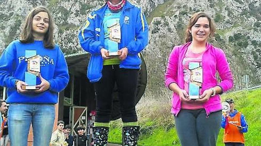 De izquierda a derecha, los podios de  infantil masculino  y alevines, femenino y  masculino, así como el podio por parejas.  LNE