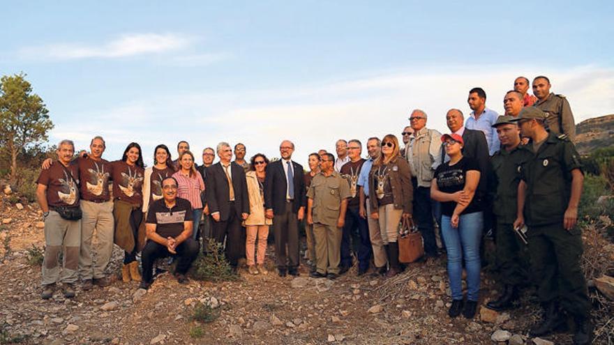 El equipo de Oasis Park, las autoridades tunecinas y expertos de la reserva Castillo de las Guardas y de la EEZA-CSIC en la liberación.