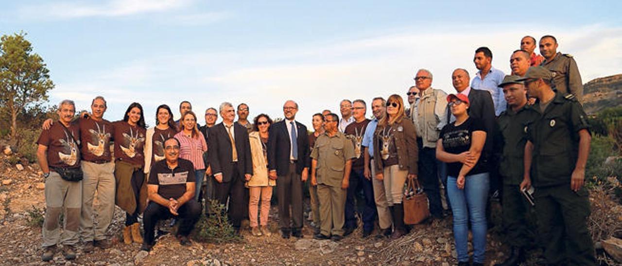 El equipo de Oasis Park, las autoridades tunecinas y expertos de la reserva Castillo de las Guardas y de la EEZA-CSIC en la liberación.