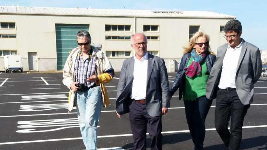 El presidente de Puertos de Galicia, José Juan Durán, en el puerto guardés con el alcalde, Antonio Lomba (d) y los ediles del PP, Conchi Ortega y José Carlos Castro (i). // D.P.