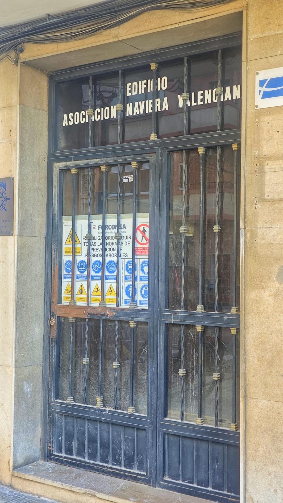 Rótulo en la puerta de acceso al edificio