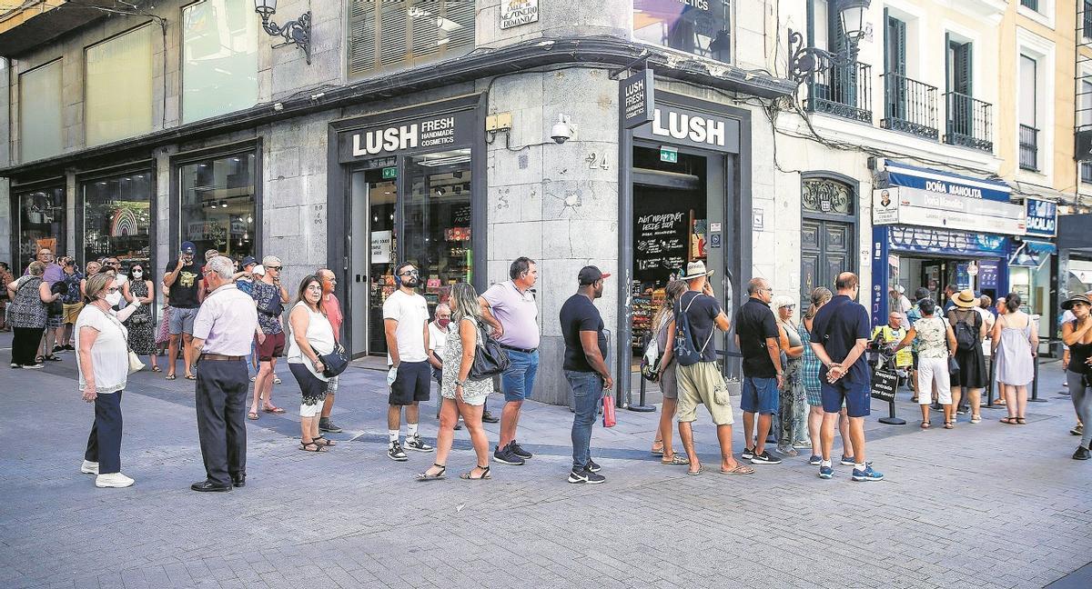 Colas en agosto para comprar la lotería de Navidad en Doña Manolita