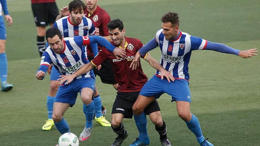 Annunciata pelea un balón entre dos jugadores del Izarra con Óscar Pérez detrás, ayer, en Merkatondoa.