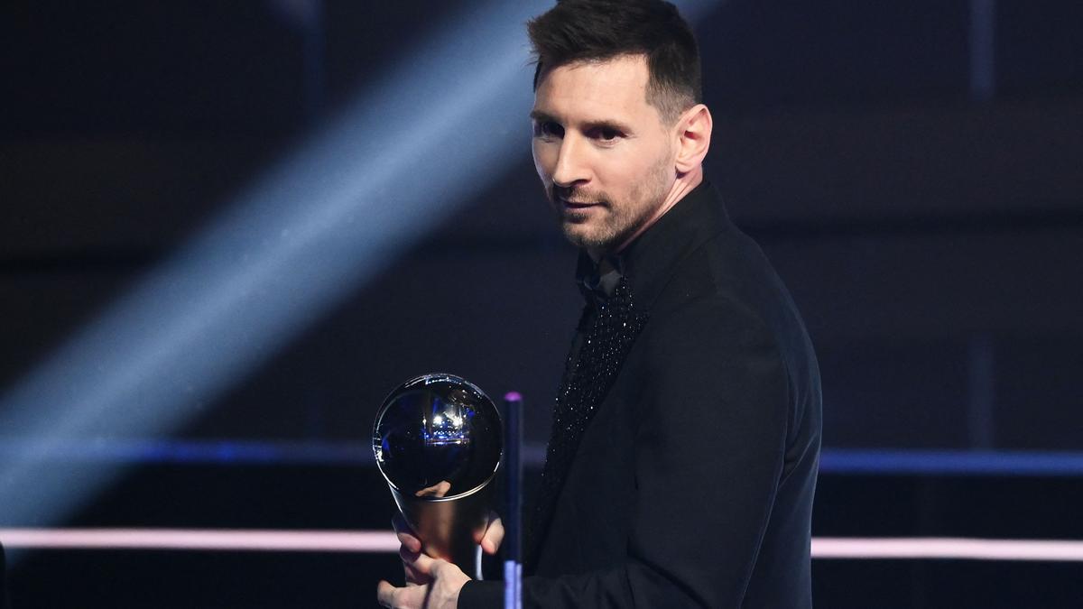 El delantero de Argentina y Paris Saint-Germain, Lionel Messi, posa en el escenario después de recibir el premio al Mejor Jugador.