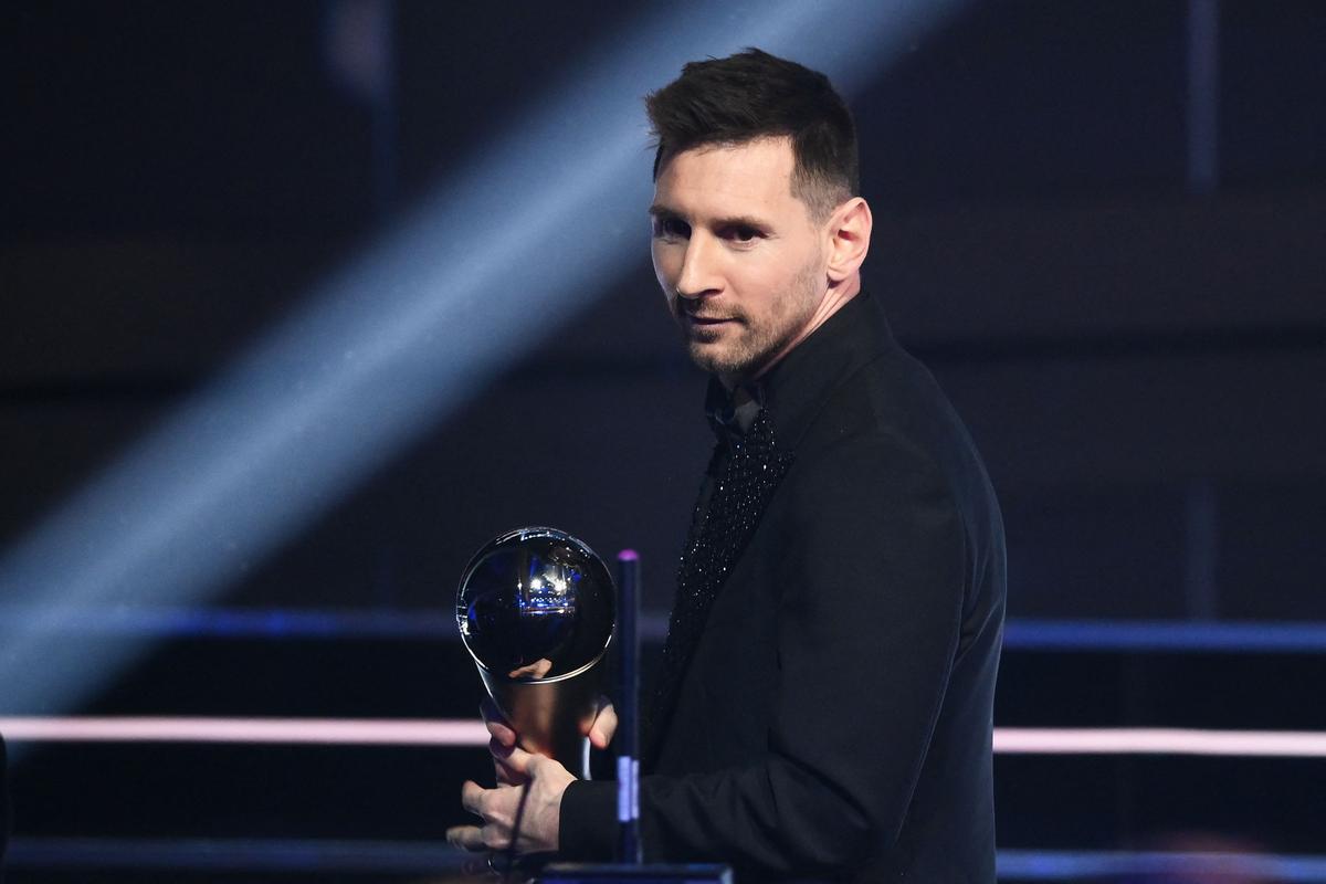 El delantero de Argentina y Paris Saint-Germain, Lionel Messi, posa en el escenario después de recibir el premio al Mejor Jugador.