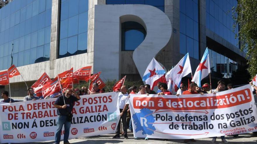Protesta de teleoperadores de R de la subcontrata Comfica ante las oficinas de operador en A Grela, en agosto.