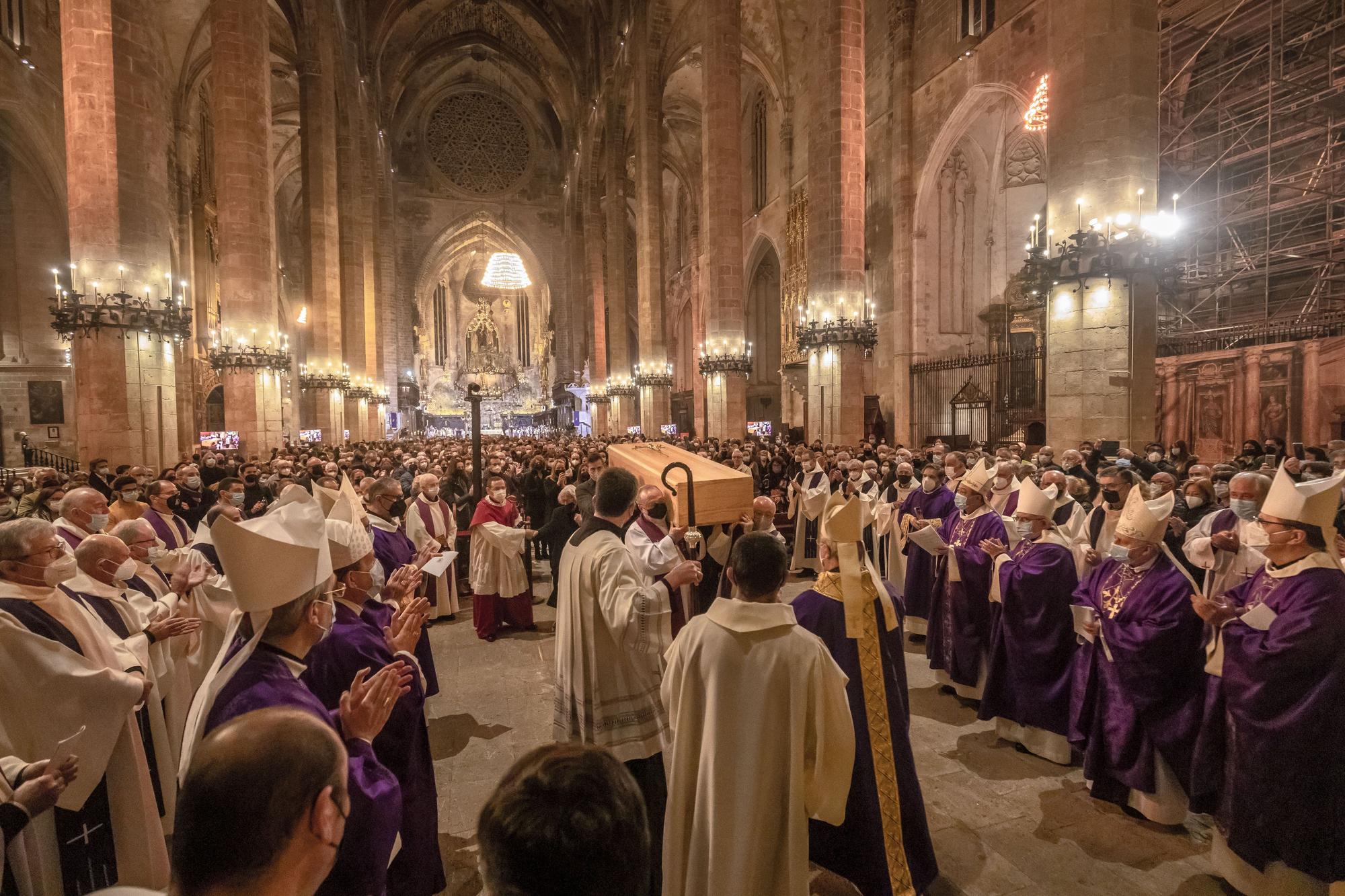 Mas de 1.200 personas abarrotan la seu para dar el último adiós al obispo Toni Vadell