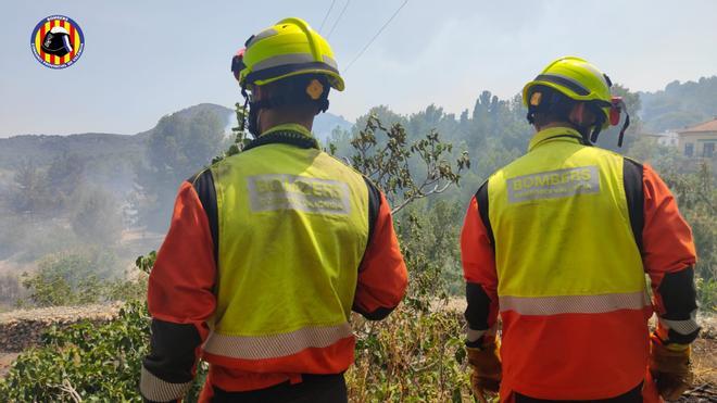 Bomberos trabajan para extinguir el incendio declarado en Estivella