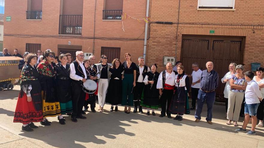 El grupo La Rueca ha amenizado la misa castellana previa al homenaje.