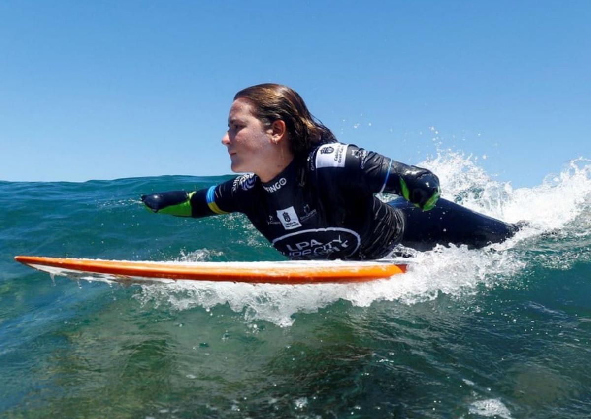 Sarah Almagro surfeando.