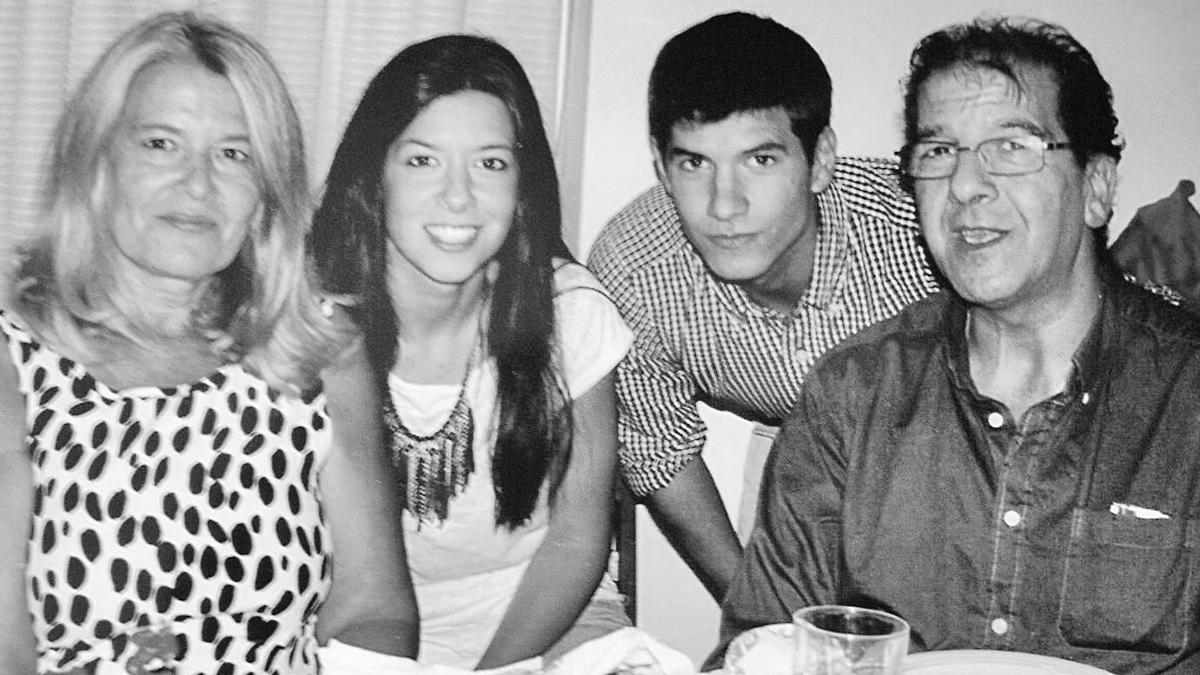 Andrés, con su mujer, Pilar Posse, y sus hijos Rebeca y Daniel.