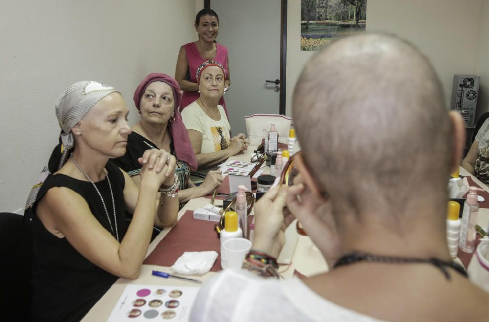 Un taller en el Hospital de Sant Joan enseña a pacientes oncológicas cómo maquillarse