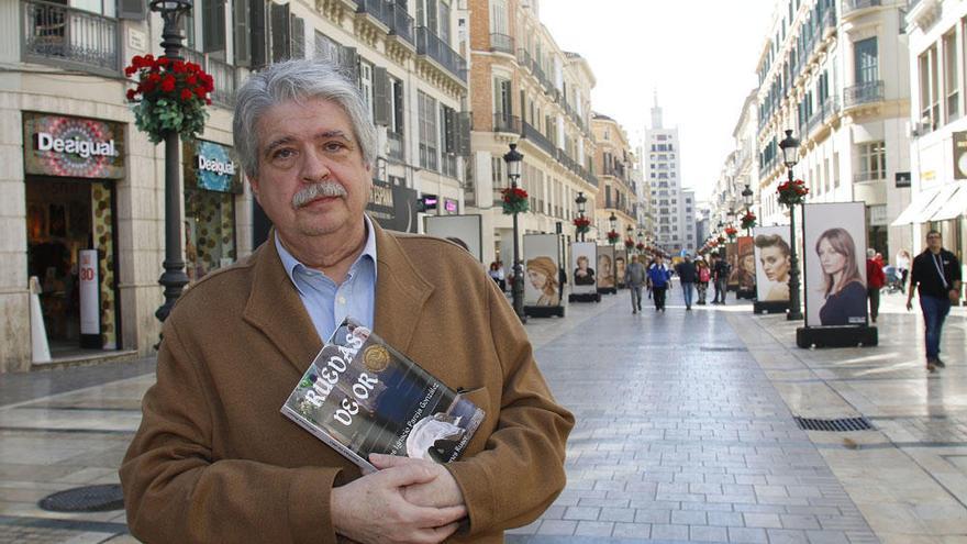 El autor, esta semana en la calle Larios con su novela.