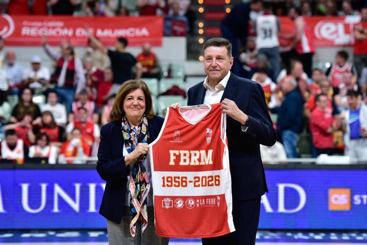 Juan Carlos Hernández recibe una camiseta conmemorativa por el 70º aniversario de la Federación.