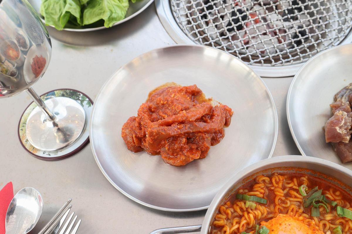 Los comensales pueden cocinar directamente la carne y guarnición en la mesa.