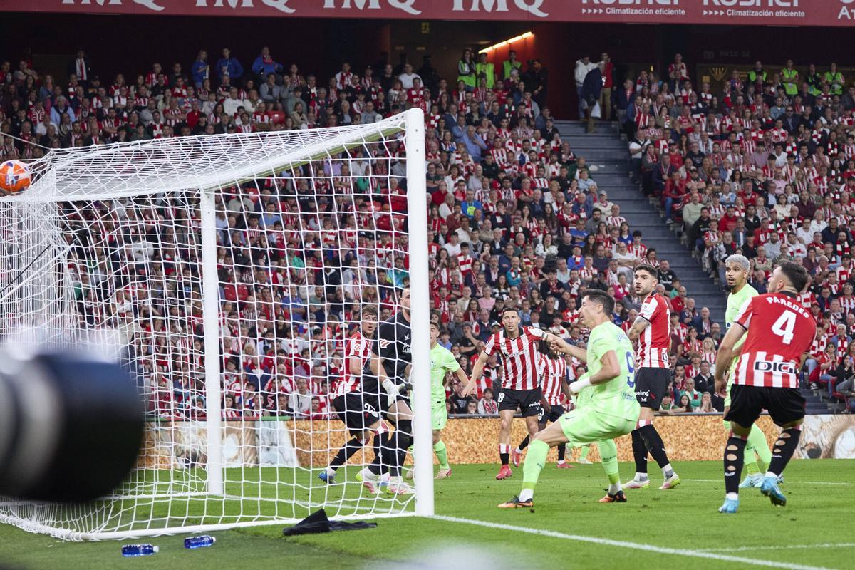 Lewandowski nods at the bottom of the network the corner launched by Raphinha for 0-2.