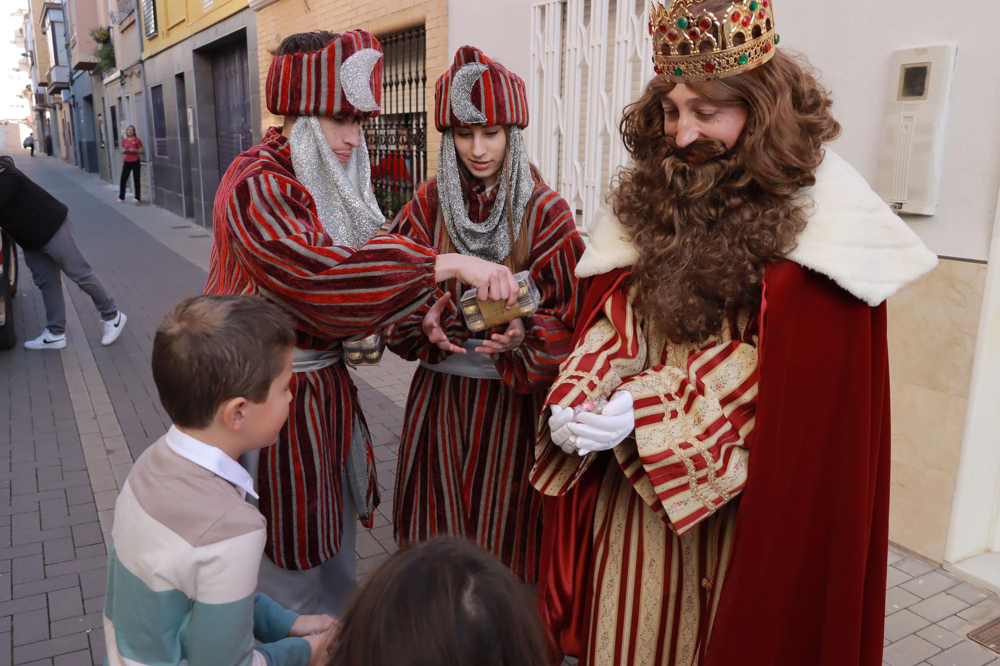 Los Reyes Mayos premian a los vecinos de Vila-real con cientos de regalos en este 2023