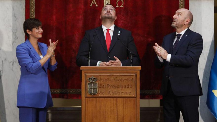 Adrián Barbón, en su segunda toma de posesión como presidente del Principado, en julio de 2023, junto a la entonces portavoz del Gobierno central, Isabel Rodríguez, y el presidente de la Junta, Juan Cofiño.