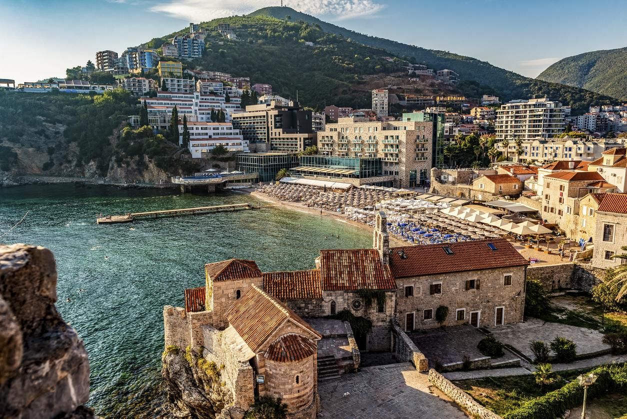Budva (Montenegro) ofrece playa, fiesta y ruinas con estilo.