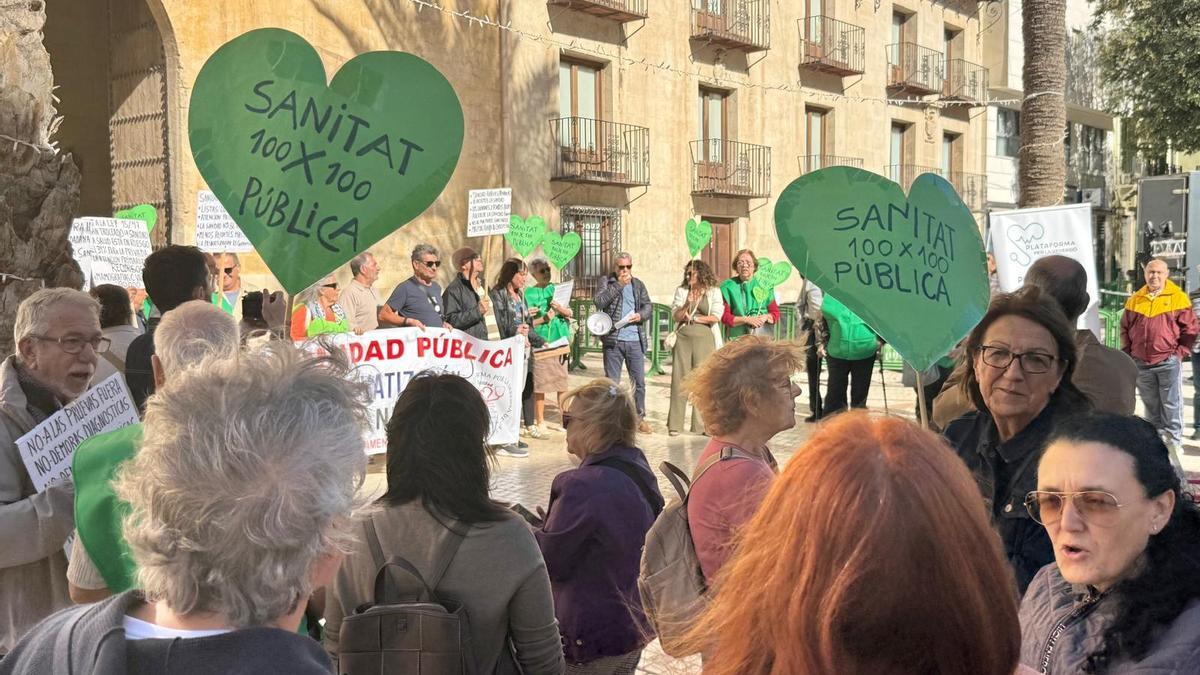 Concentración en Elche contra la privatización de la sanidad cinco meses después de renovarse la prórroga del Vinalopó