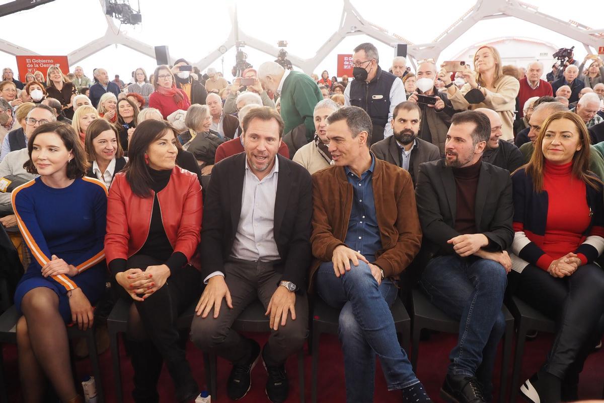 El ministro Óscar Puente junto a Pedro Sánchez en un acto de presentación de candidatos a las elecciones municipales de 2023 celebrado en Valladolid.