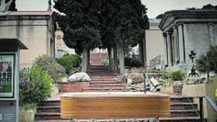 ‘El beso de la muerte’, en el cementerio del Poblenou.