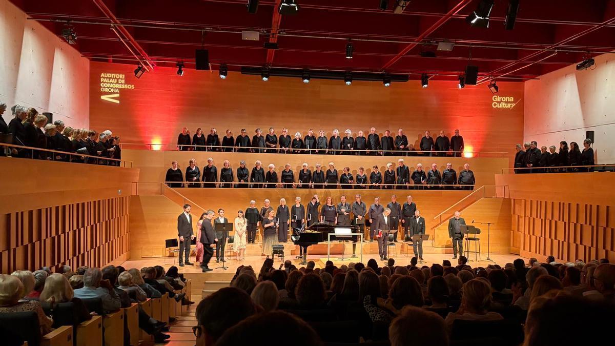 Corals i solistes a l'escenari de l'Auditori de Girona, just abans de la reptresentació de "Canço d'amor i de guerra".