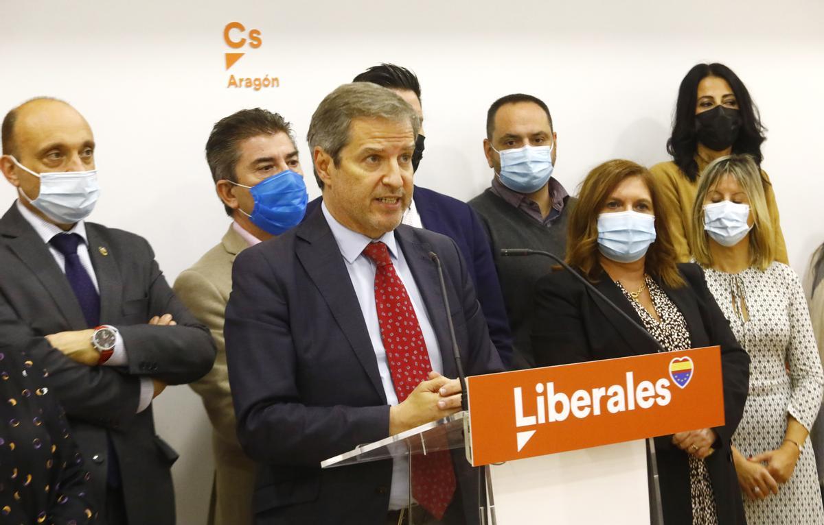 González Barriga, el primero por la izquierda, cuando el partido tuvo que habilitar gestoras ante la bajada de militantes, en 2021.