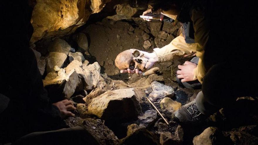 Hallan 14 huesos humanos de la Edad del Bronce en la Cuova’l Gatu de Grado en Asturias