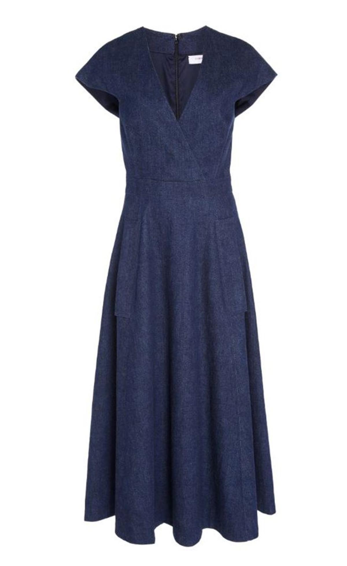 Vestido midi en azul navy lucido por Meghan Markle