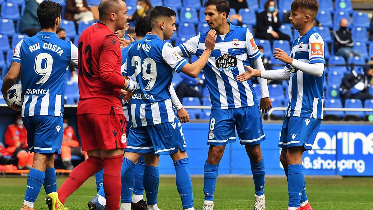 Los jugadores deportivistas celebran uno de los tantos en el Teresa Herrera. |  // CARLOS PARDELLAS