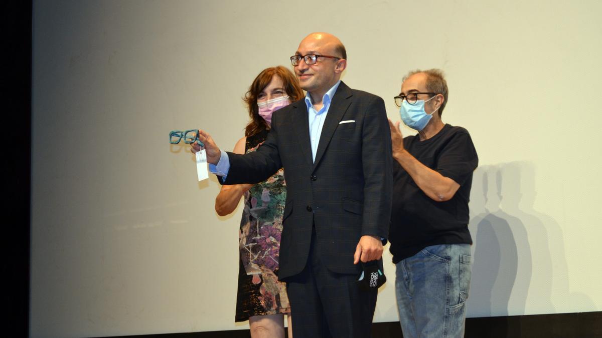 Jesús Vidal recogiendo el premio en el Festival de Tarazona.