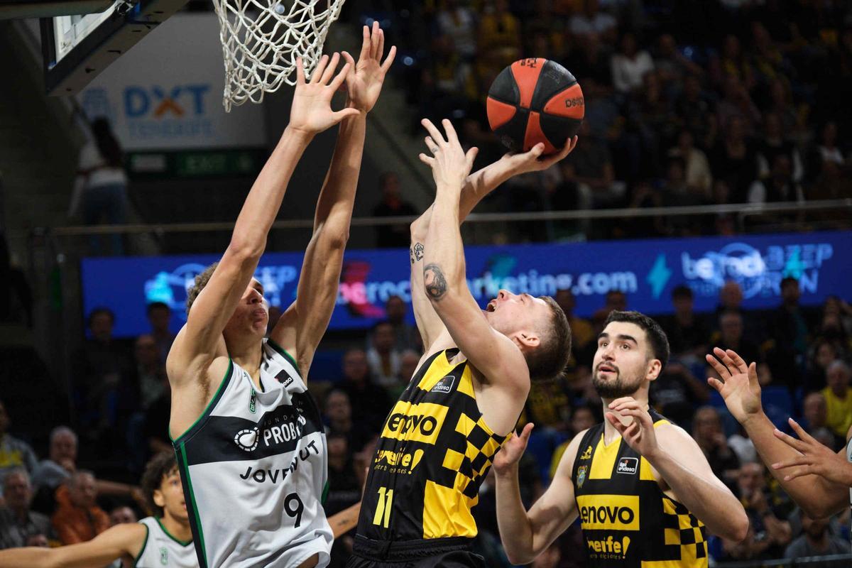 Kyle Guy lanza a canasta en el partido de su debut con el Canarias en ACB.