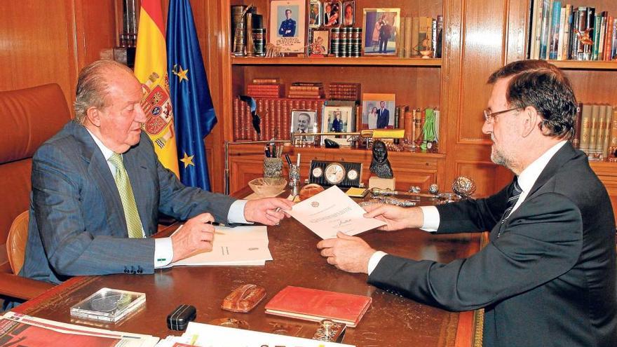 El rey Juan Carlos entrega a Mariano Rajoy el histórico documento con su abdicación