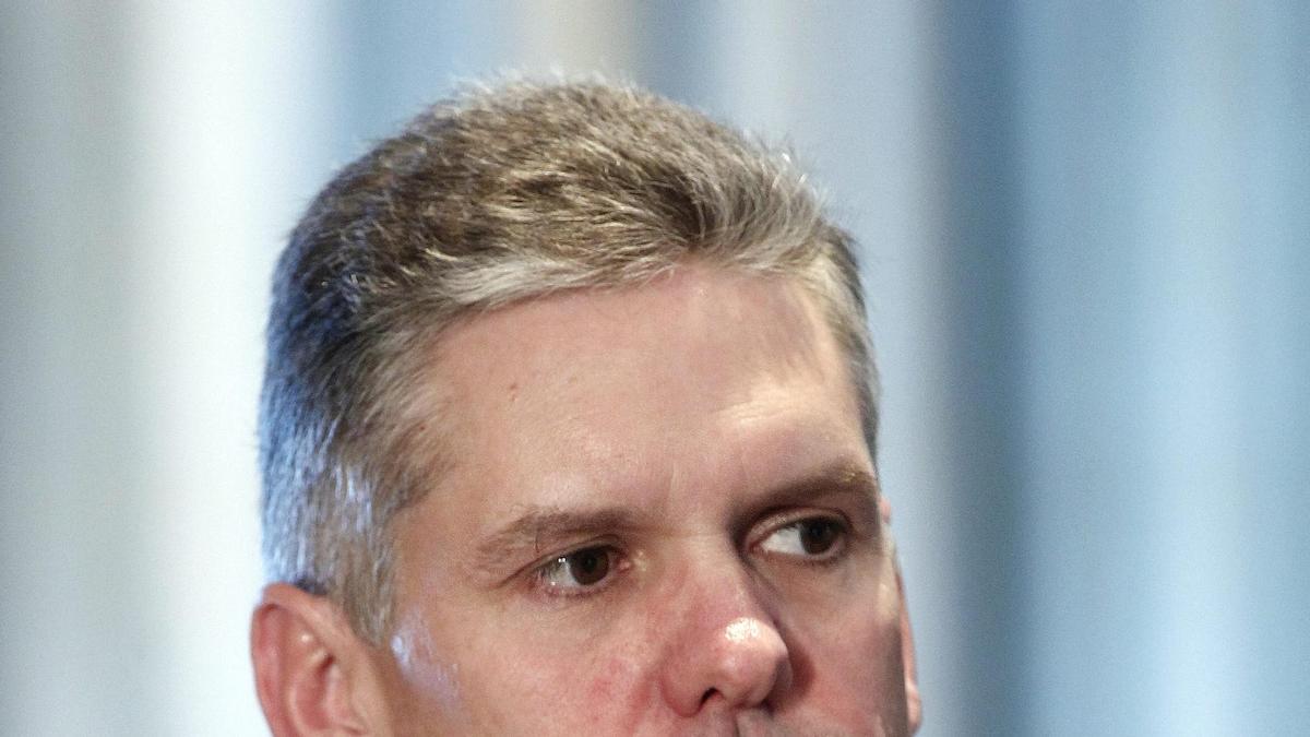 Exministro cubano condenado a cadena perpetua por traición y hundir la economía