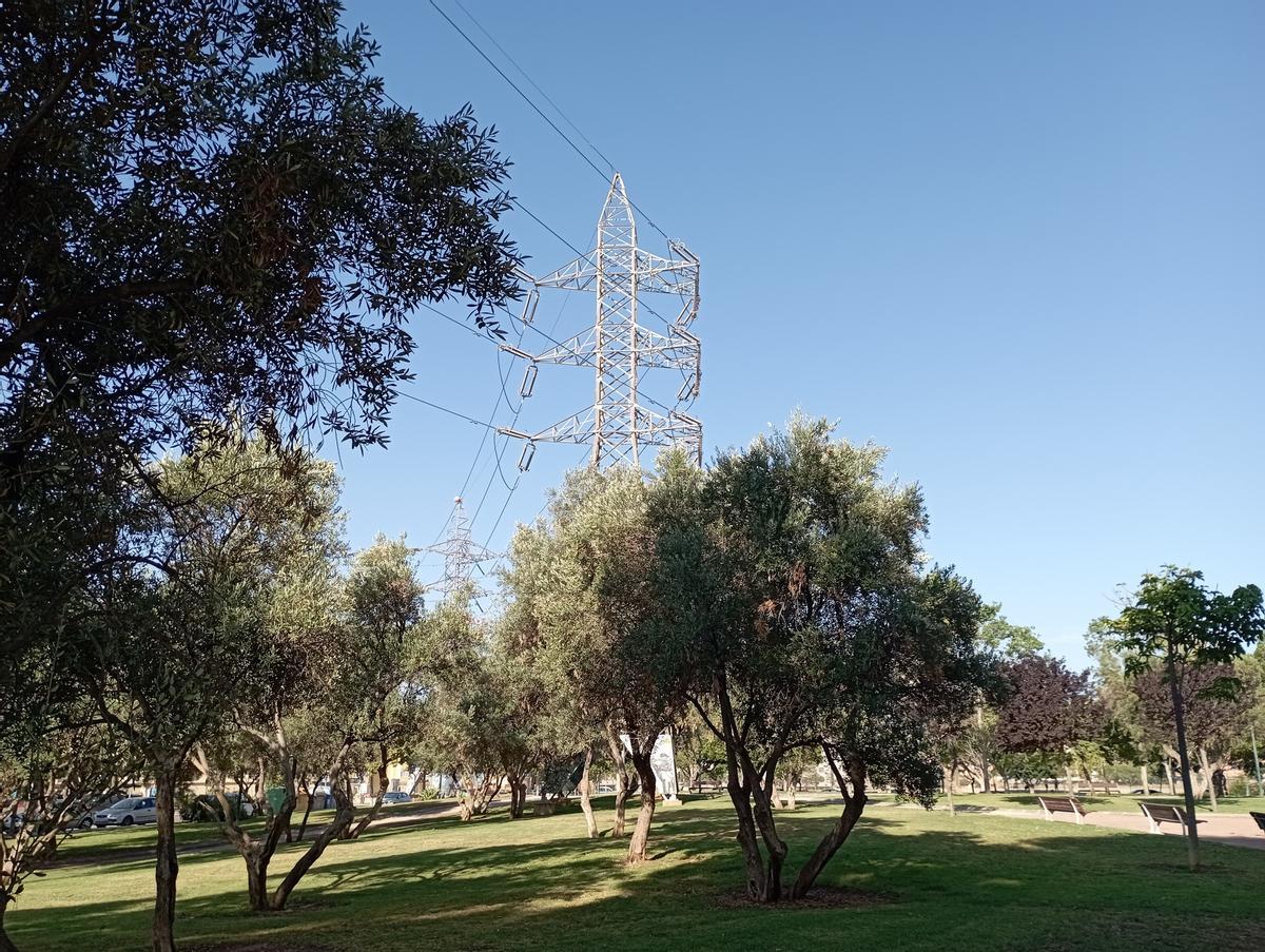 Torres de alta tensión en el parque.