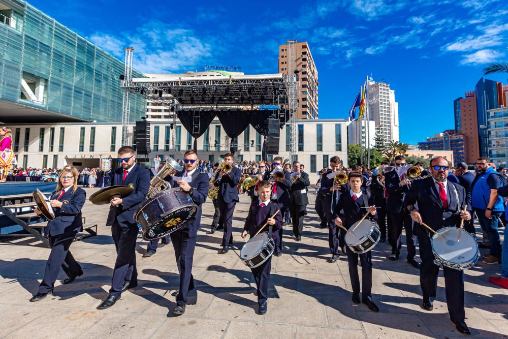 Más de 500 músicos marcan el ritmo en el inicio de las Fiestas de Benidorm