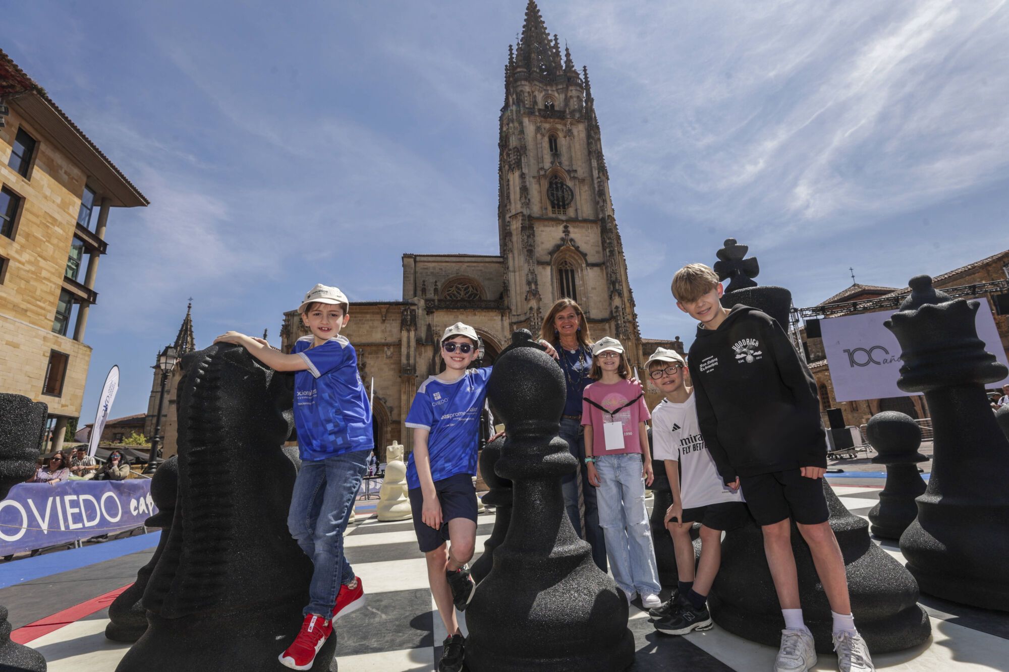 EN IMÁGENES: Torneo escolar de ajedrez gigante en la plaza de la catedral de Oviedo