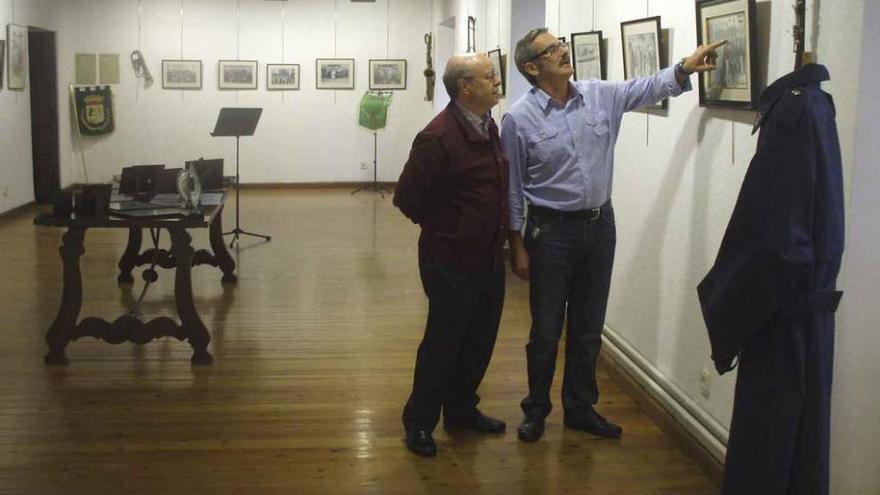 Luis González (izquierda) revisa una de las fotografías de una exposición dedicada a La Lira. Foto