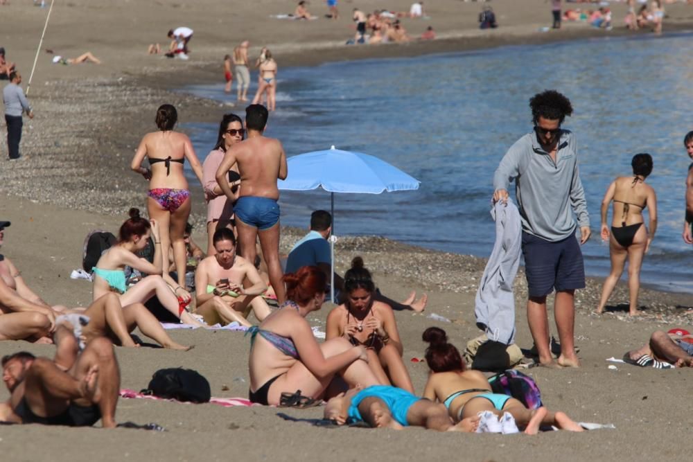 La subida de las temperaturas de los últimos días, que tendrá el sábado sus máximas, ha llevado a muchos malagueños a las playas de la capital.