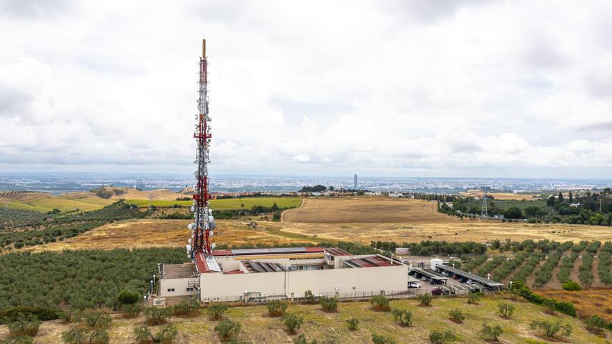 Así es Axión, la empresa sevillana que garantiza el funcionamiento de la red de telefonía, la TV digital y los sistemas de emergencia