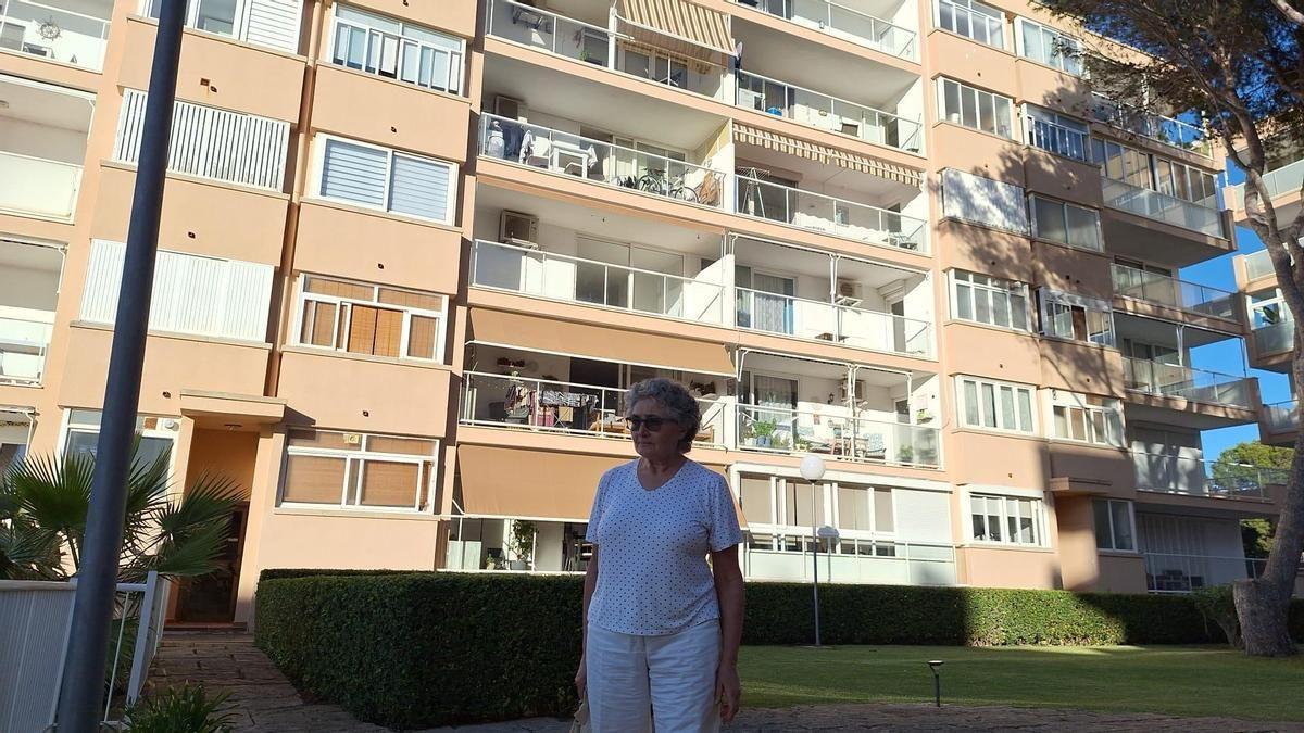 María Elena, delante del edificio residencial donde tiene su apartamento.