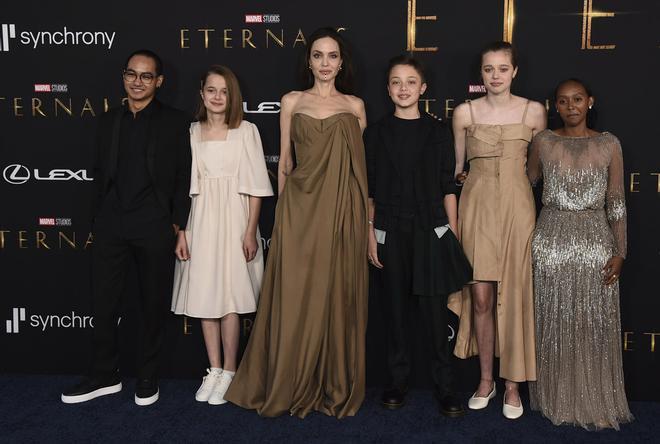 Angelina Jolie con sus hijos Maddox, VIvienne, Knox, Shiloh y Zahara en el estreno de 'Eternals'